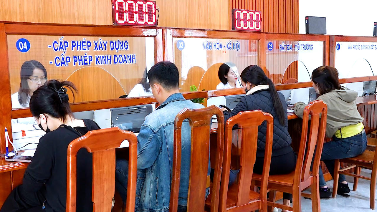 Cán bộ phường Bắc Gianh giải quyết thủ tục hành chính cho người dân, nâng cao chất lượng phục vụ gắn với chuyển đổi số toàn diện.