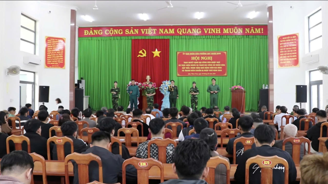 Toàn cảnh hội trường phường Quy Nhơn Nam trong buổi lễ gặp mặt, tiễn đưa thanh niên nhập ngũ 2026.