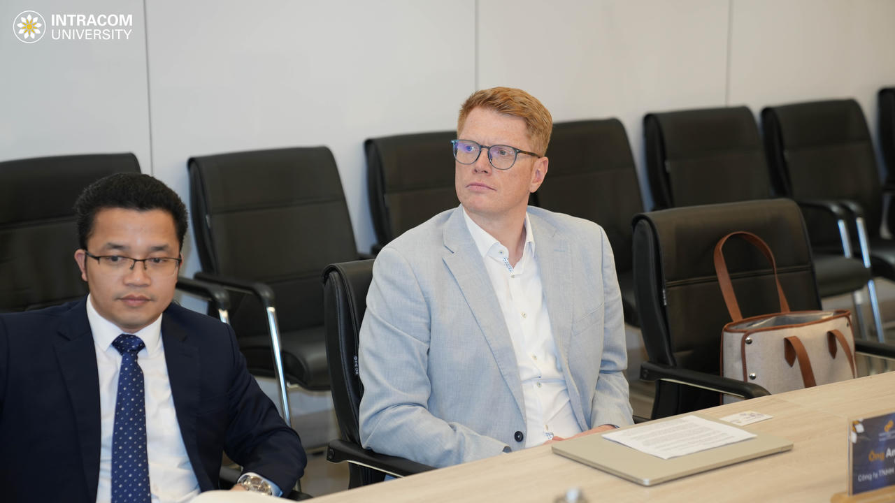 Ông Andreas Dirring trong buổi trao đổi hợp tác tại Trường Đại học Intracom