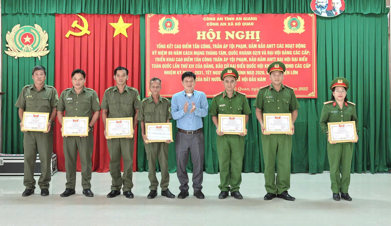 Khen thưởng cho tập thể, cá nhân nhân dịp cao điểm trấn áp tội phạm. 