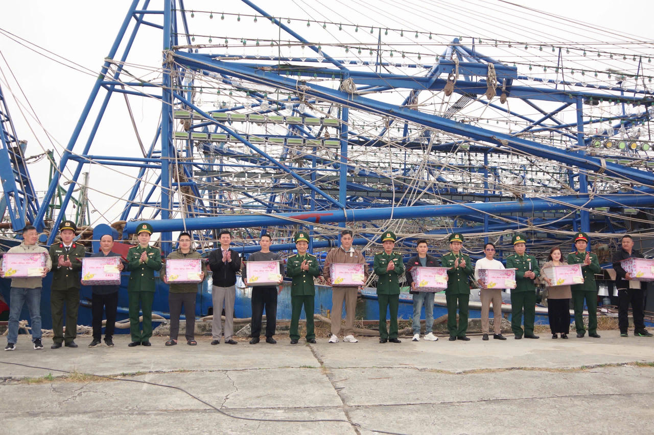 Bộ đội Biên phòng Hải Phòng trao quà Tết cho ngư dân 
