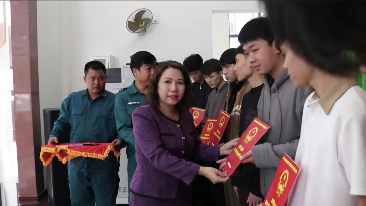 Lãnh đạo phường Quy Nhơn Nam trực tiếp trao Quyết định và tặng quà động viên các thanh niên ưu tú lên đường nhập ngũ.