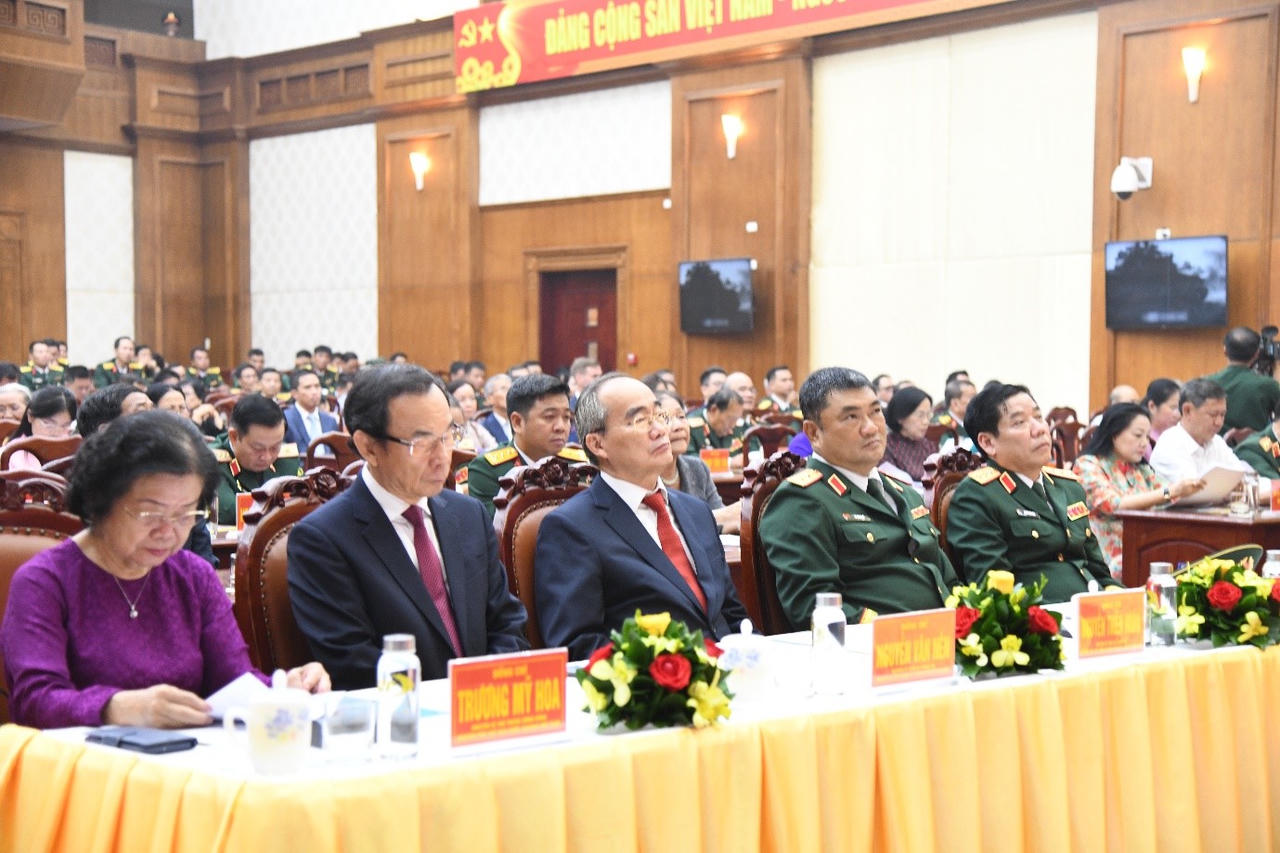 Nguyên Bí thư Thành ủy TPHCM Nguyễn Thiện Nhân, nguyên Bí thư Thành ủy TPHCM Nguyễn Văn Nên cùng nguyên Phó Chủ tịch nước Trương Mỹ Hoa dự buổi lễ. (Ảnh: Thu Hoài)