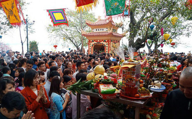 Ngoài việc thắt chặt an ninh, Ban Quản lý Di tích Phủ Tây Hồ khuyến cáo các khách thập phương nâng cao cảnh giác, đề phòng bị kẻ gian móc túi khi hành lễ (ảnh P.V).