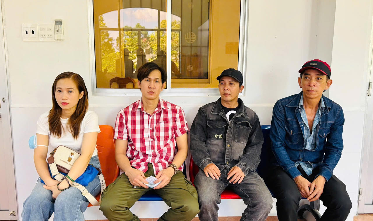 Người dân đến làm thủ tục cấp đổi giấy phép lái xe trong ngày tại Phòng Cảnh sát giao thông Công an tỉnh Cà Mau.