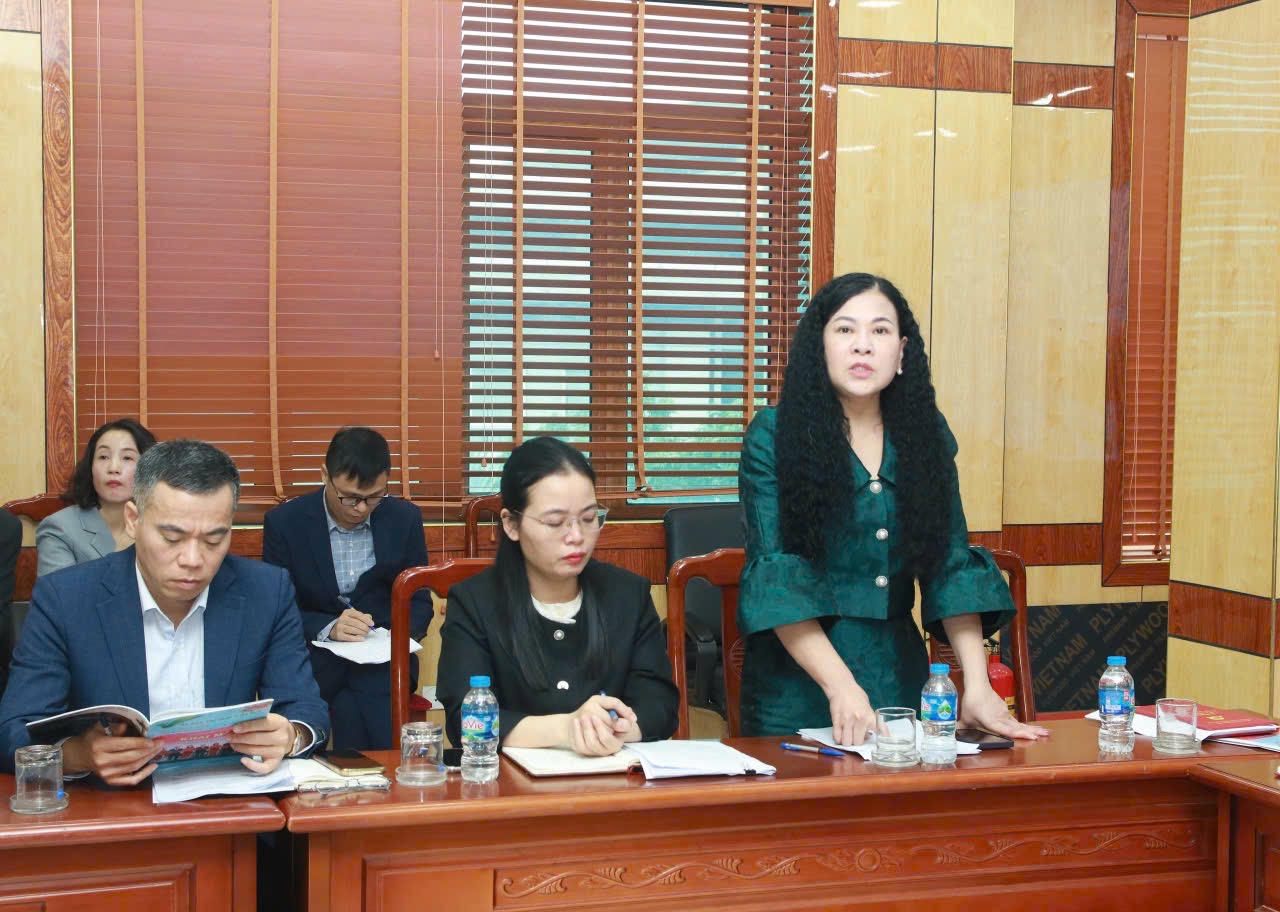 Đại diện lãnh đạo các sở, ngành thông tin tới các cơ quan báo chí.