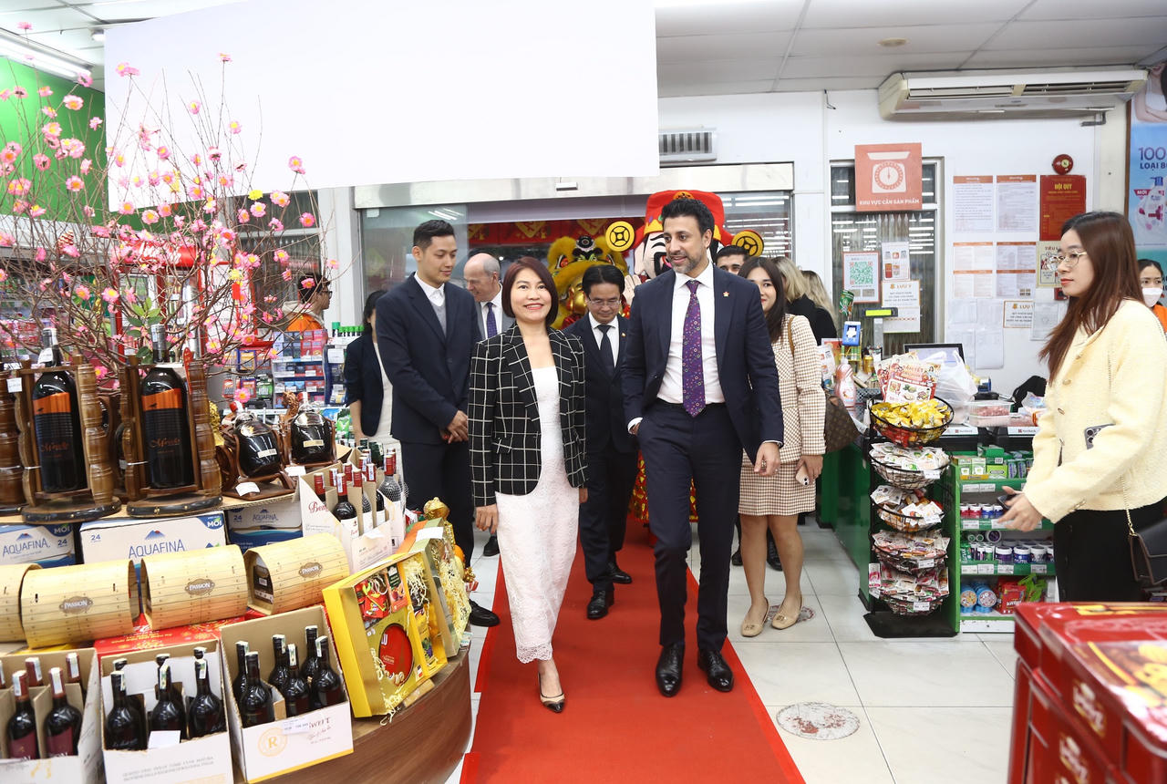 Bộ trưởng Bộ Thương mại Quốc tế Canada thăm siêu thị BRGMart Phạm Ngọc Thạch