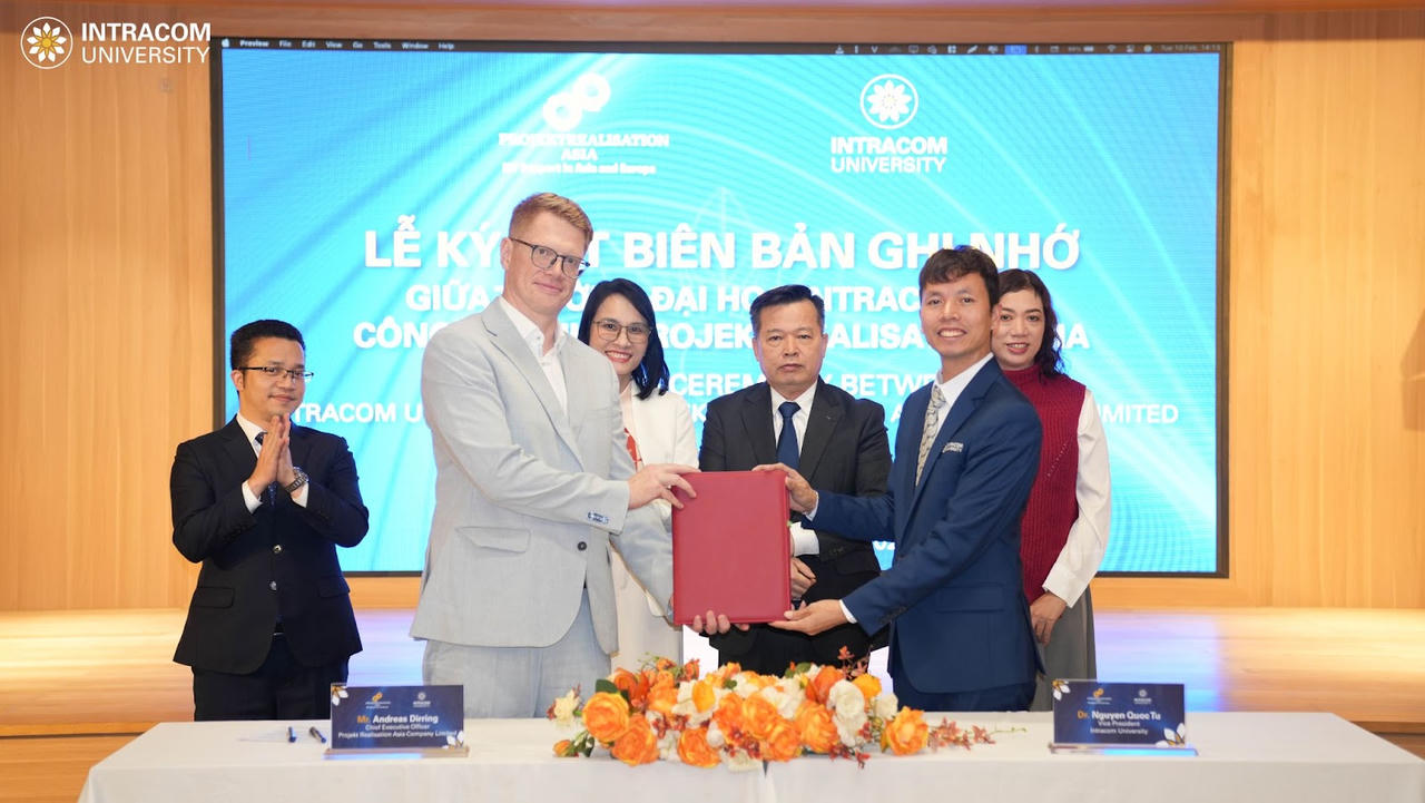 TS. Nguyễn Quốc Tư - Phó hiệu trưởng Trường Đại học Intracom và ông Andreas Dirring - CEO Projekt Realisation Asia ký kết biên bản ghi nhớ hợp tác