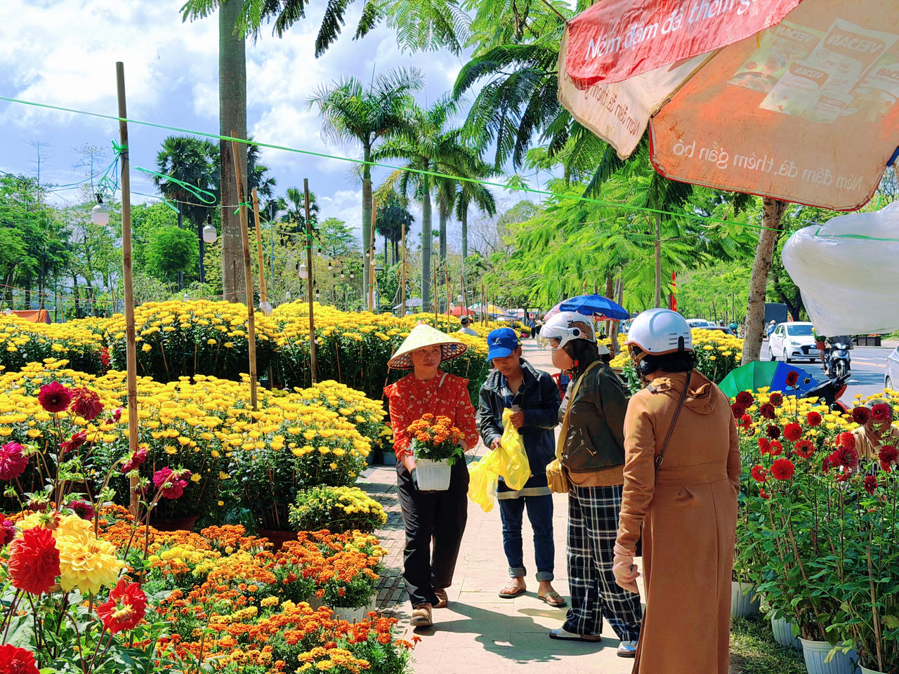 Cảnh mua bán tấp nập ngày giáp Tết khiến phố Huế thêm nhộn nhịp.