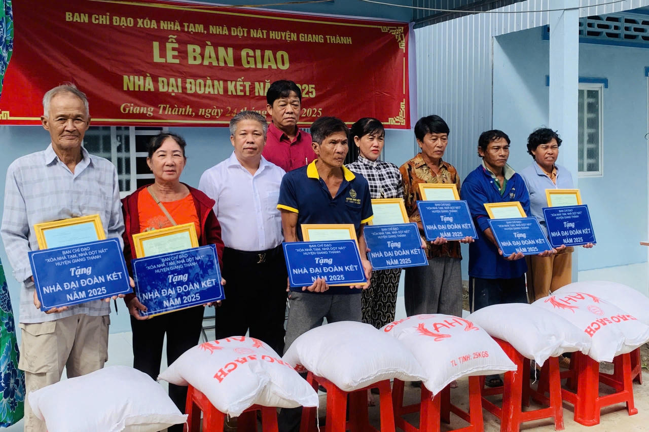 Ông Hà Văn Thanh Khương - nguyên bí thư Huyện ủy Giang Thành (cũ), nay là Bí thư Đảng ủy xã Giang Thành trao nhà Đại đoàn kết cho người dân.