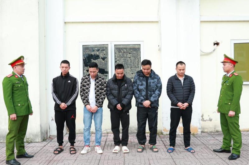 Triệt phá đường dây buôn bán thuốc lá điện tử, thu giữ gần 50.000 sản phẩm

 