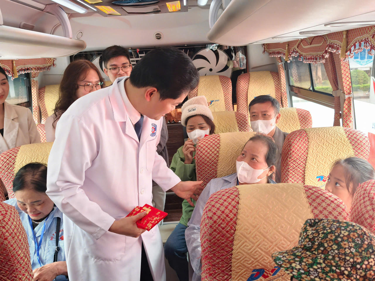 Thứ trưởng Thường trực Bộ Y tế Vũ Mạnh Hà ân cần thăm hỏi, chia vui và tặng quà người bệnh trước khi lên đường về quê đón Tết