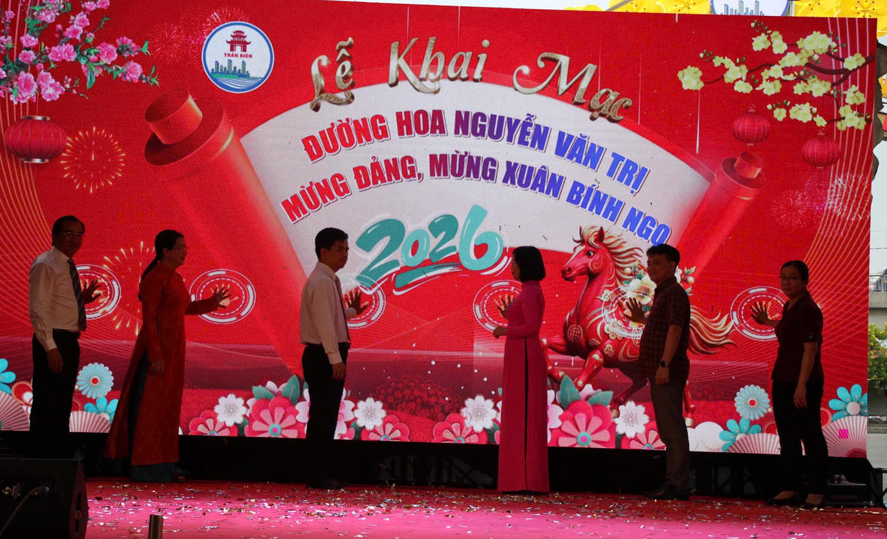 Lãnh đạo tỉnh Đồng Nai và phường Trấn Biên bấm nút khai mạc đường hoa ven sông.