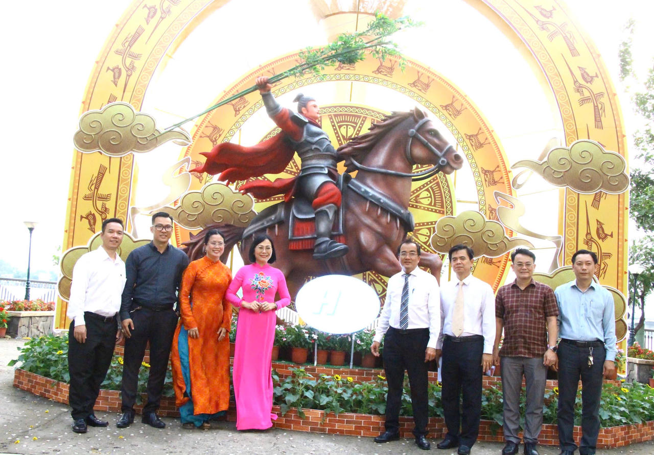 Lãnh đạo tỉnh Đồng Nai và phường Trấn Biên chụp ảnh lưu niệm bên đường hoa.