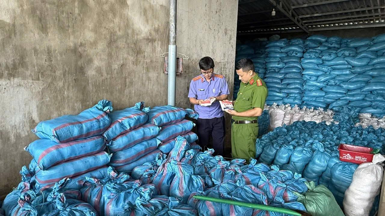 Khởi tố Giám đốc sản xuất hàng ngàn tấn muối i-ốt giả