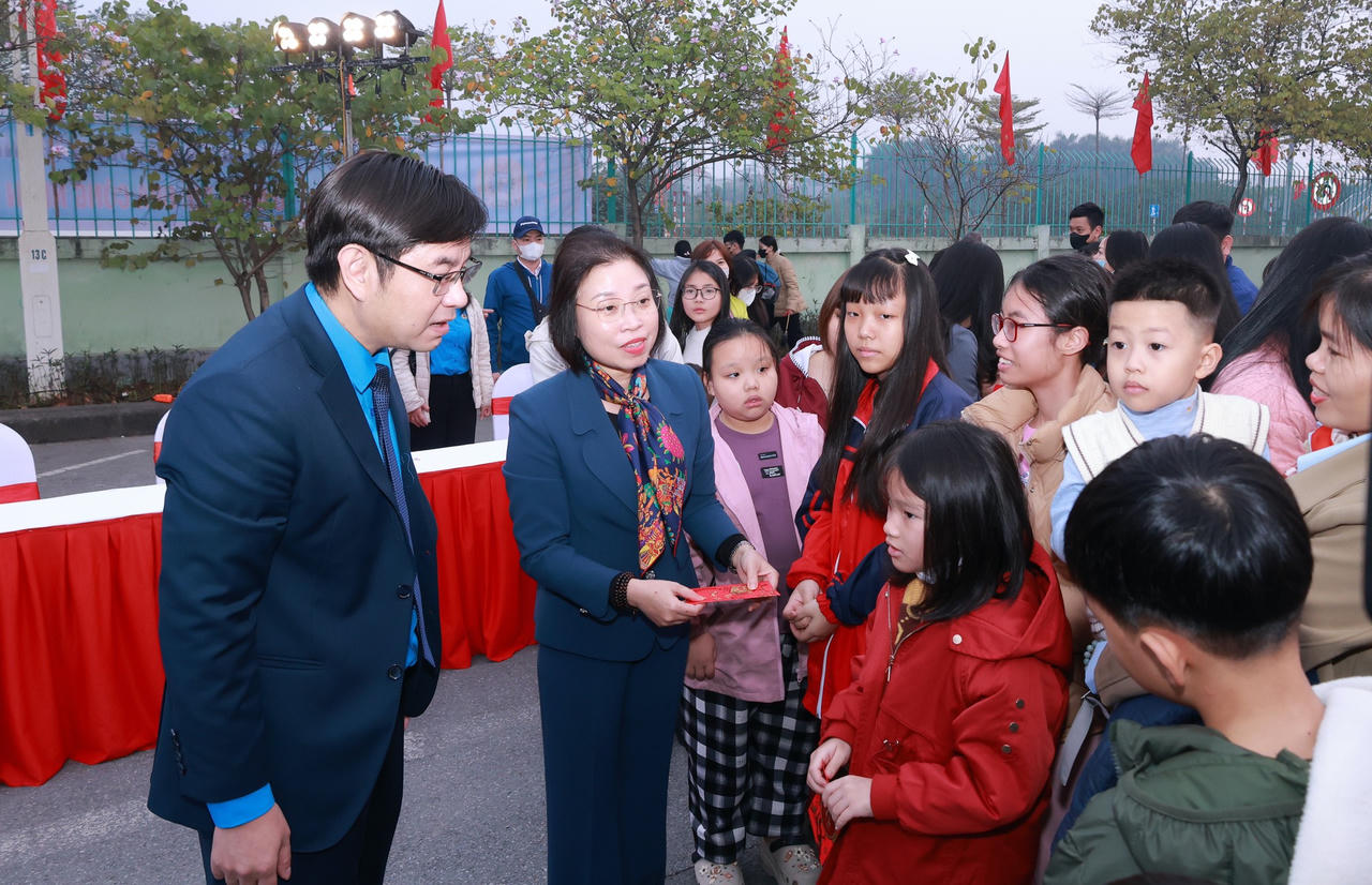 Phó Chủ tịch Hội đồng nhân dân TP Hà Nội Phạm Thị Thanh Mai và Chủ tịch LĐLĐ TP Hà Nội Nguyễn Văn Thắng thăm hỏi, lì xì cho con công nhân lao động.