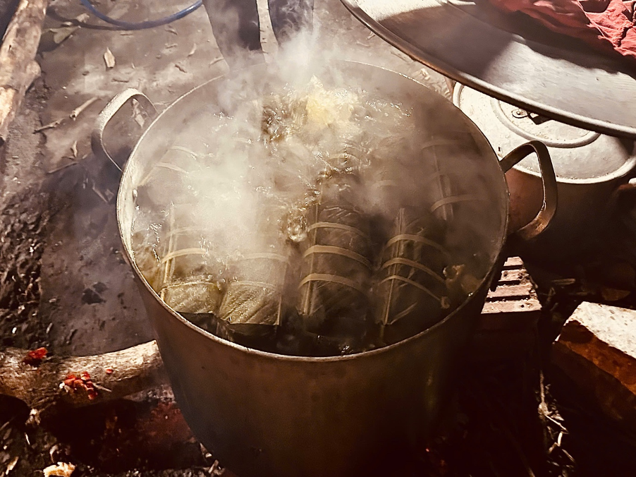 Những chiếc bánh chưng trở thành biểu tượng cho sự đoàn kết trong đời sống đô thị.