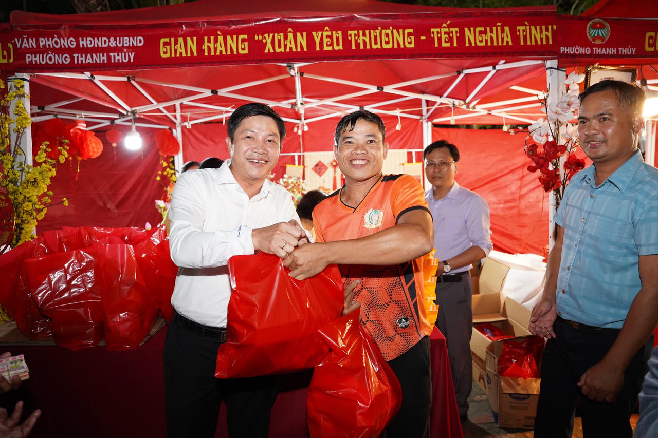 Ông Lê Văn Cường (Thành ủy viên, Phó GĐ Sở Tài chính TP Huế) trao quà cho người dân.