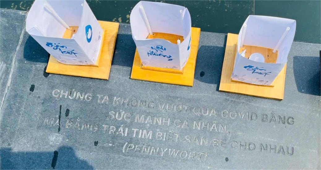 Trên thành hồ nước là những câu nói nổi tiếng về tình yêu thương, sự nâng đỡ và niềm tin, những thông điệp nhân văn được gửi gắm nhẹ nhàng đến người tham quan.