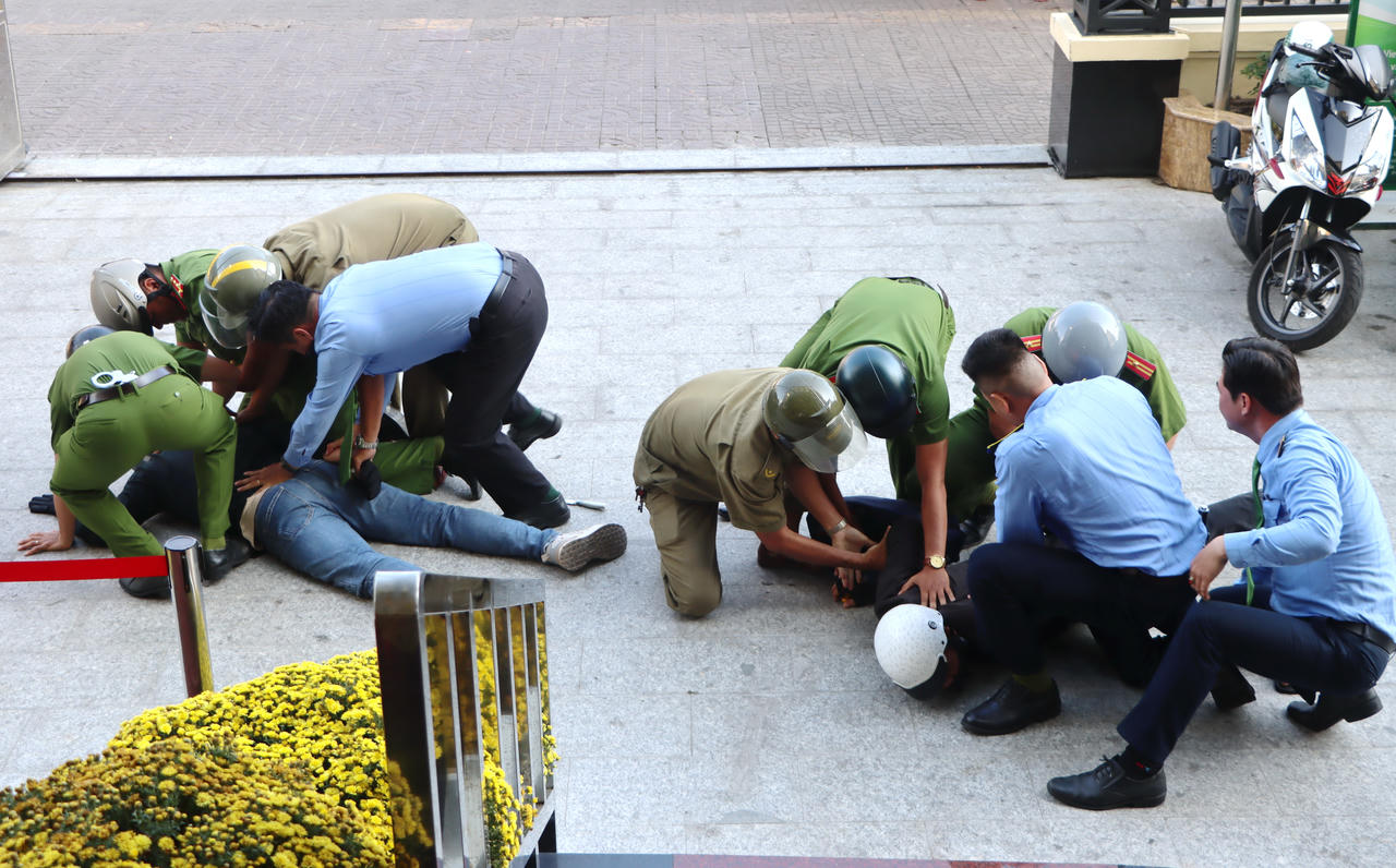 Tình huống giả định:Lực lượng Công an nhanh chóng khống chế, bắt giữ các đối tượng.