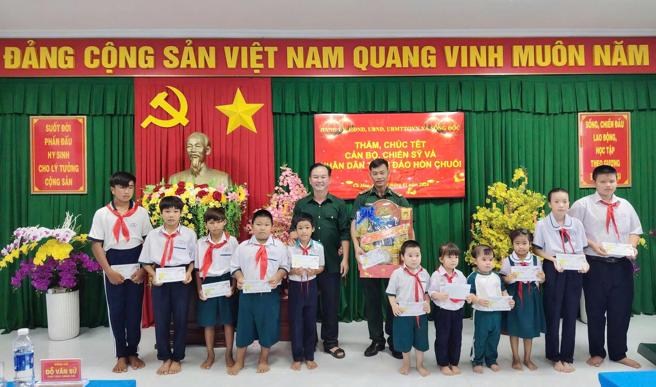 Lãnh đạo xã Sông Đốc thăm, chúc Tết Đồn Biên phòng Hòn Chuối và bà con Nhân dân trên đảo (Ảnh: Minh Khôi).