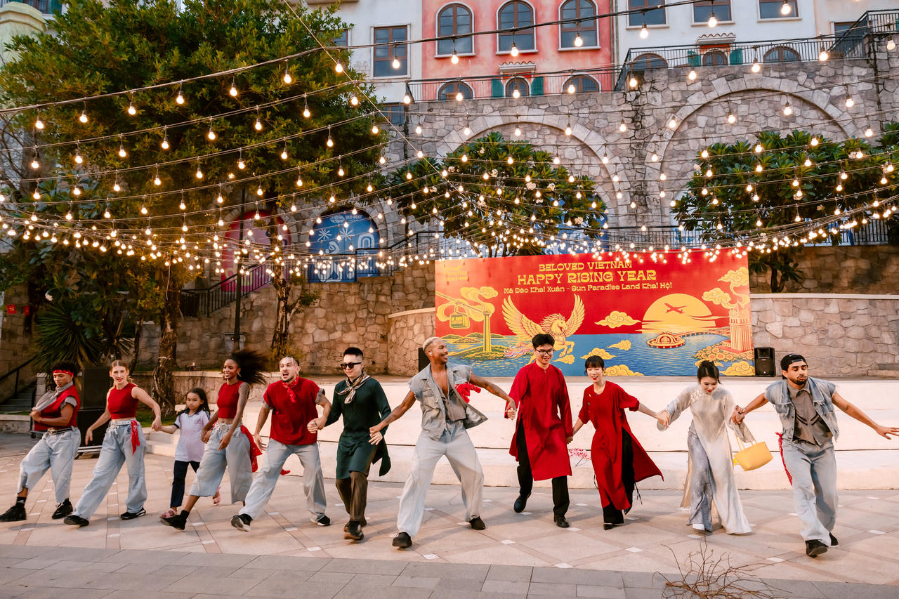 Biểu diễn đường phố với âm nhạc, vũ đạo cùng du khách đậm không khí Tết