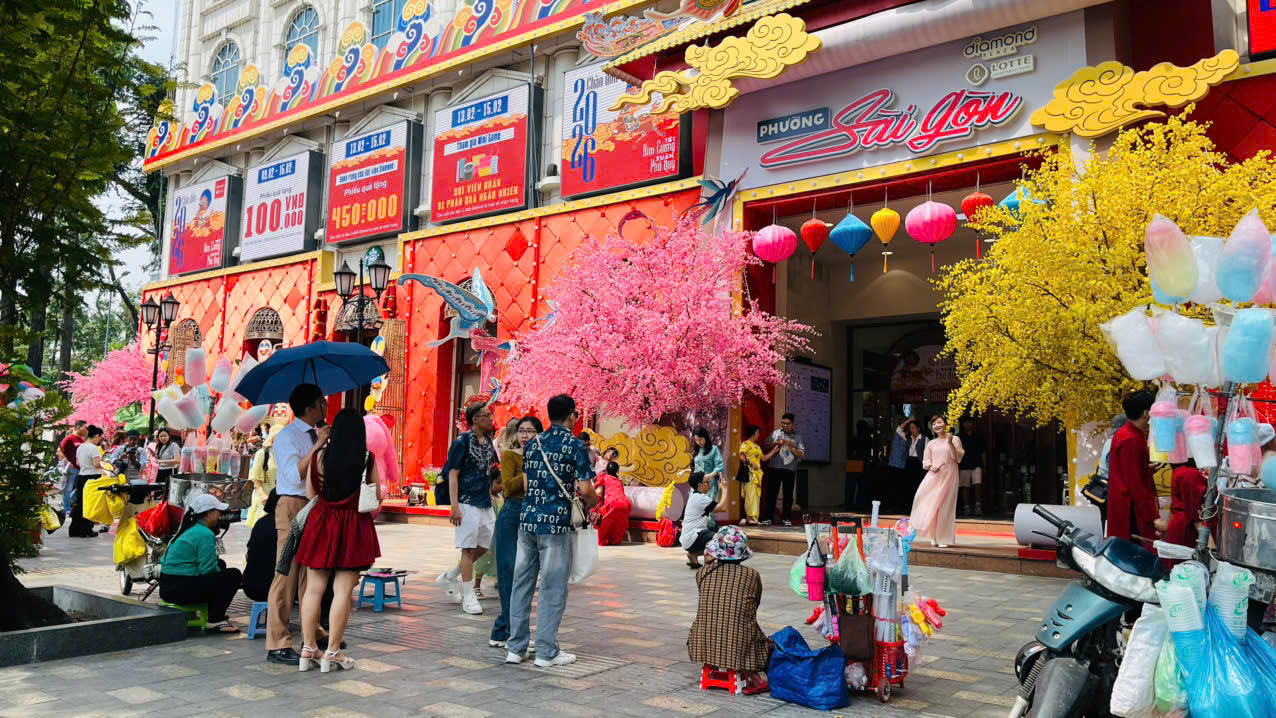 Du khách chụp ảnh trước tòa nhà Diamond