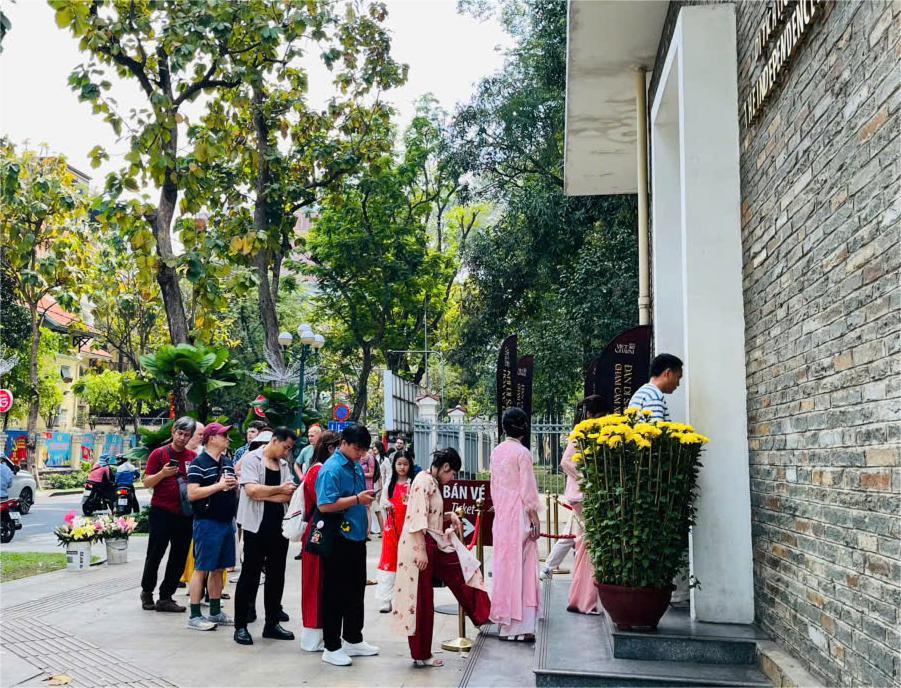 Du khách đang chờ mua vé vào tham quan Dinh Thống Nhất TP.HCM
