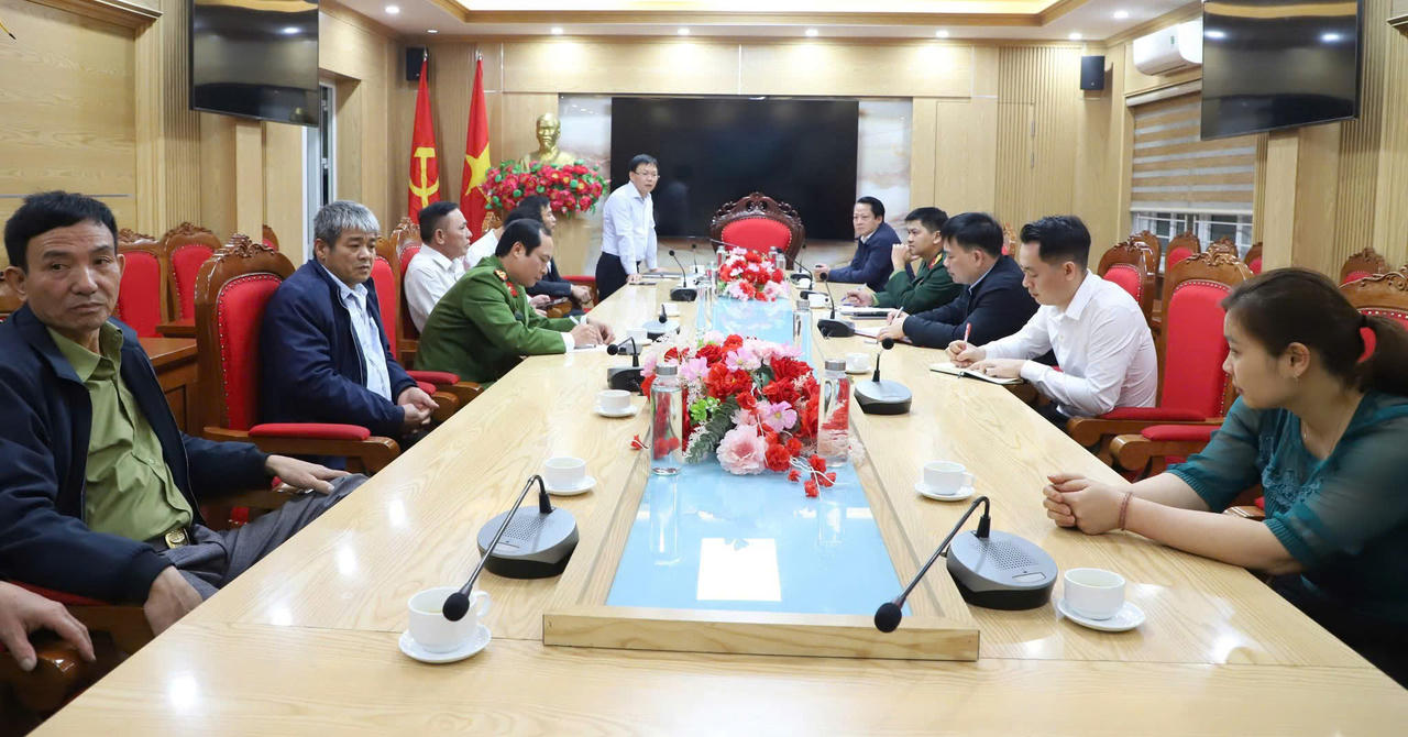 Cùng với sự vào cuộc của lực lượng quân đội, tối 14/2, chính quyền xã Đoan Hùng đã tổ chức họp khẩn để triển khai các nội dung phối hợp, phục vụ công tác khảo sát. Ảnh: Ngọc Phúc