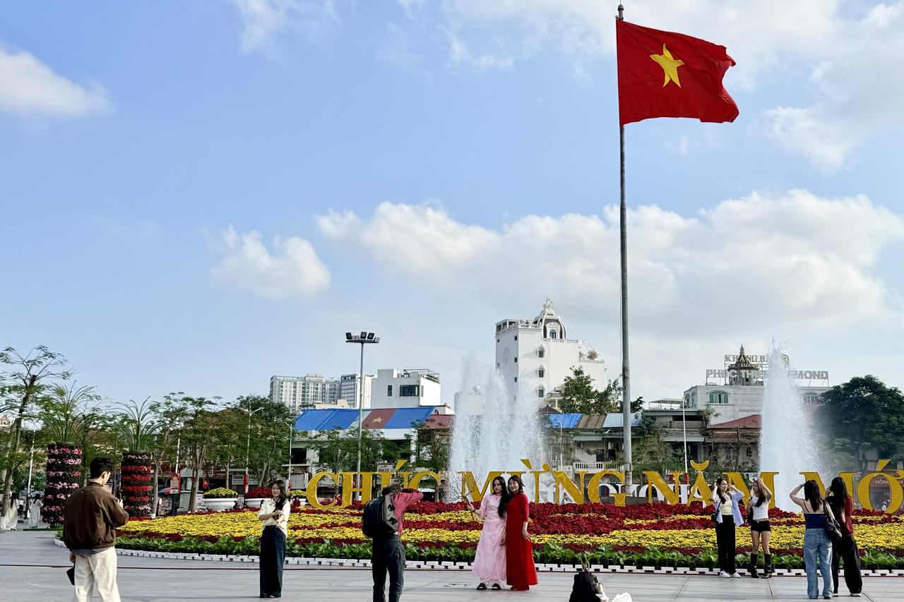 'Check-in' Hải Phòng tại quảng trường Trung tâm Chính trị – Hành chính bên bờ Bắc Sông Cấm