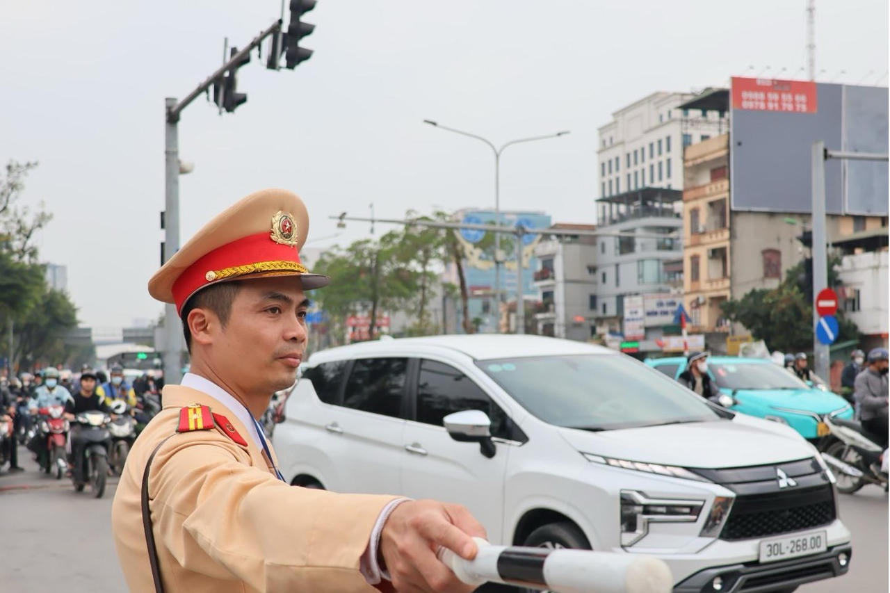 CSGT có mặt mọi nẻo đường, sẵn sàng giải toả ùn tắc trên địa bàn Hà Nội