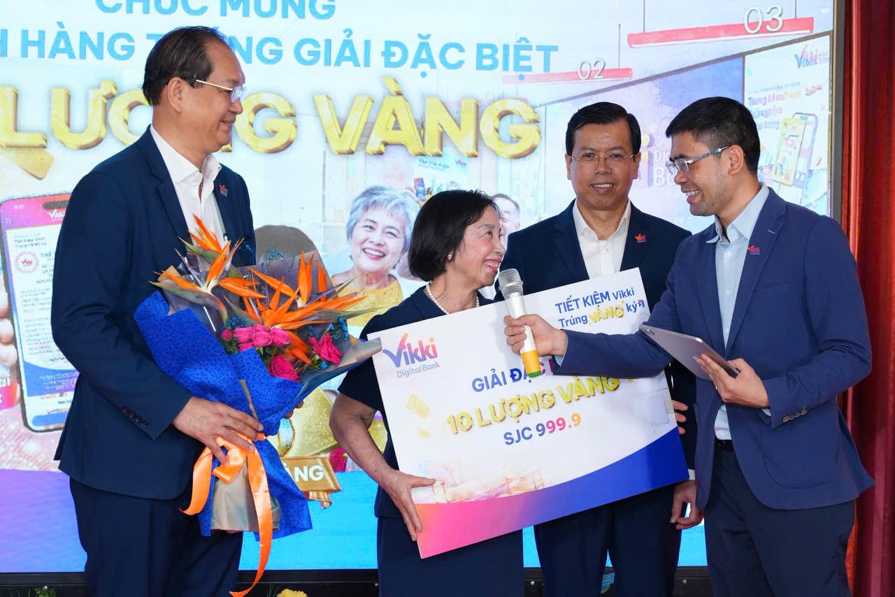 Cô Đỗ Thị T. chủ nhân của giải đặc biệt 10 lượng vàng từ “Tiết kiệm Vikki – Trúng vàng ký”