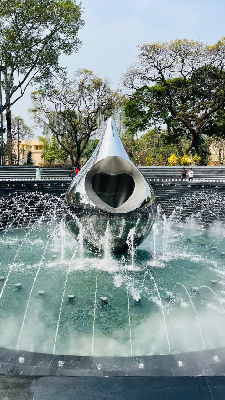 Giọt nước gợi đến nước mắt của mất mát, nhưng trái tim bên trong lại thắp lên thông điệp: không ai phải cô đơn trong nỗi đau chung của cộng đồng.