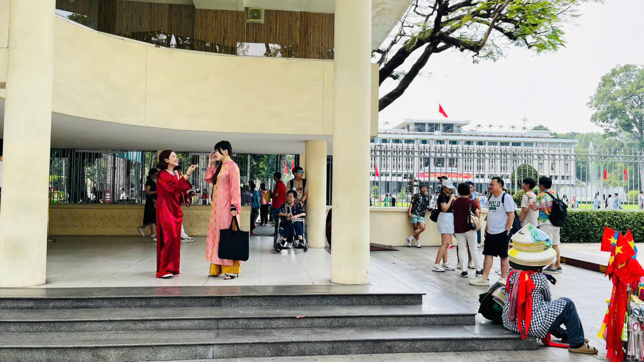 Du khách trước Dinh Thống Nhất TP. Hồ Chí Minh