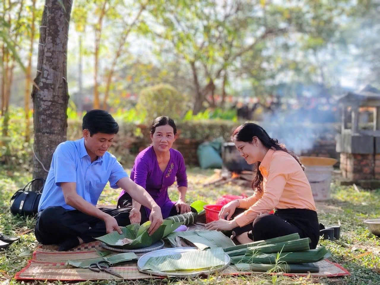 Ông Nguyễn Văn Khang (Chủ tịch phường Thanh Thủy) gói bánh, trao yêu thương.