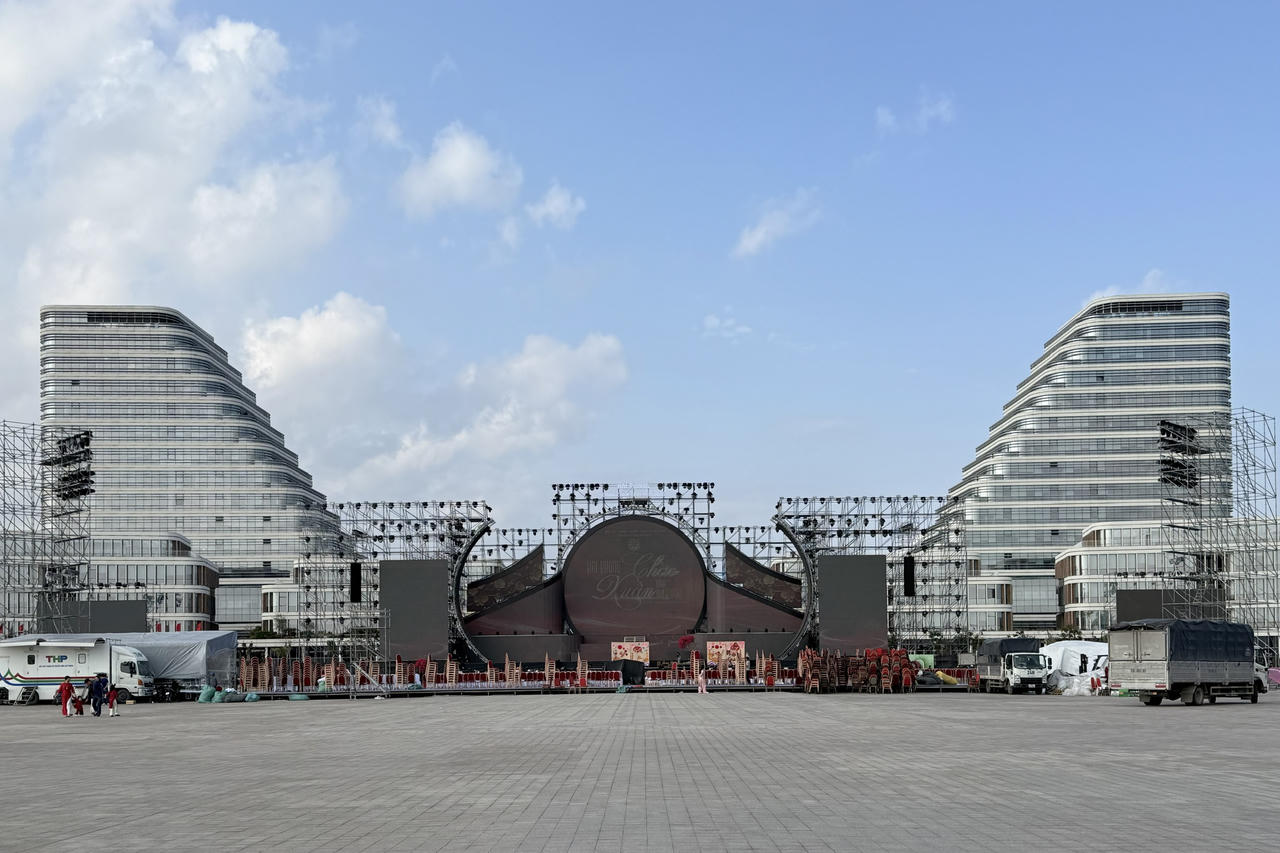 'Check-in' Hải Phòng tại quảng trường Trung tâm Chính trị – Hành chính bên bờ Bắc Sông Cấm