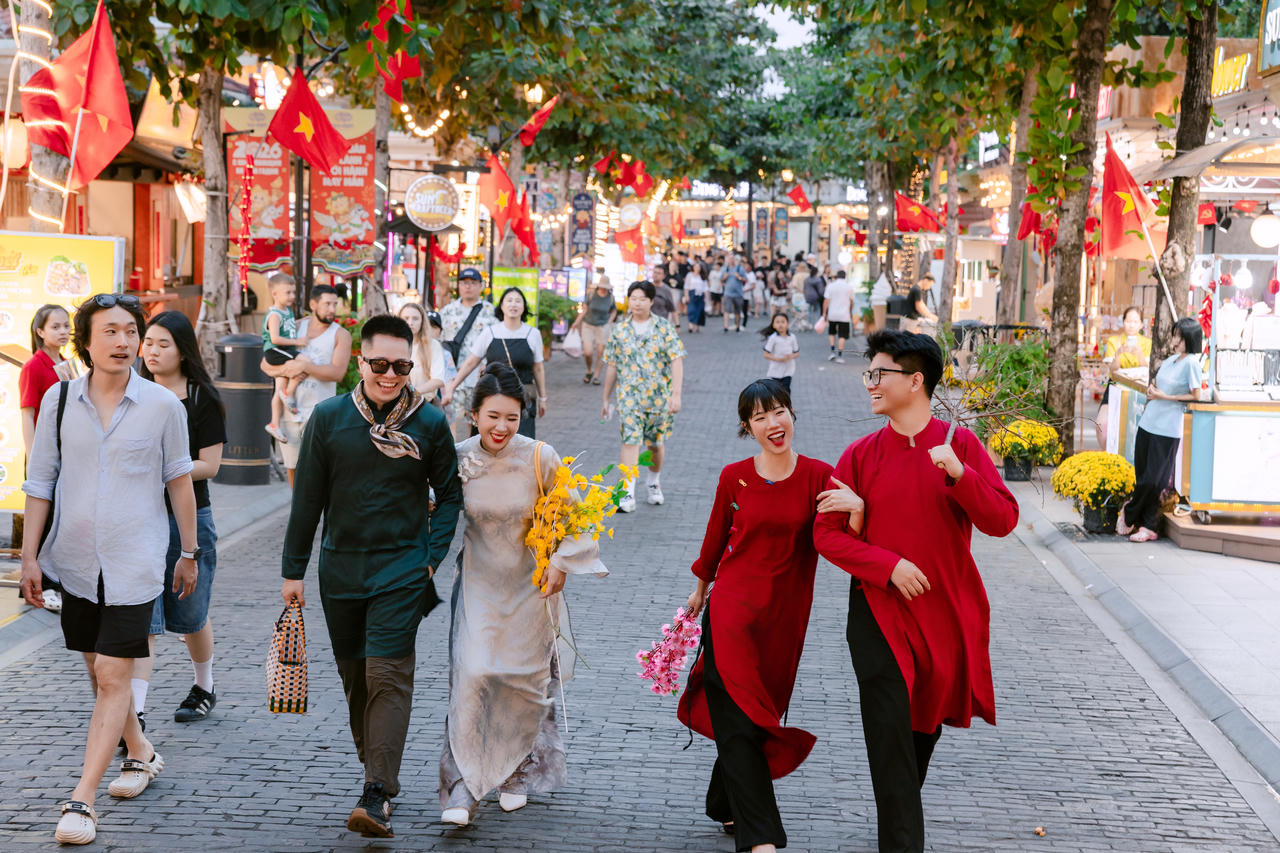 Trong tà áo dài, du khách sẽ có bộ ảnh Tết “độc nhất vô nhị” với kiến trúc châu Âu