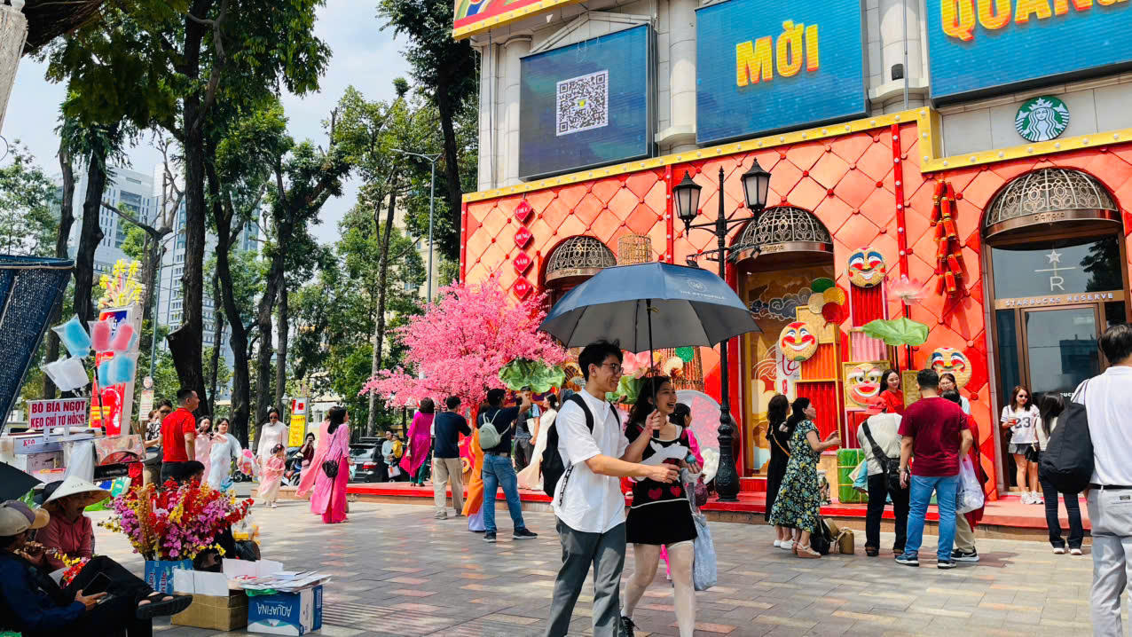 Các đôi bạn trẻ vui Xuân trước tòa nhà Diamond