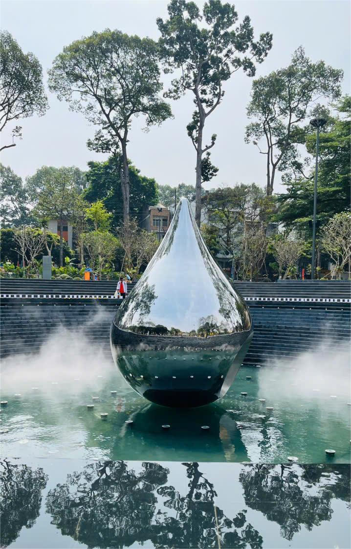 Tâm điểm thị giác của toàn bộ công trình là Tượng đài Giọt nước, cao 6 mét, chu vi 13 mét, được chế tác từ inox gương phản chiếu. Bề mặt tượng đài soi chiếu không gian và dòng người qua lại, tạo cảm giác kết nối giữa quá khứ và hiện tại.