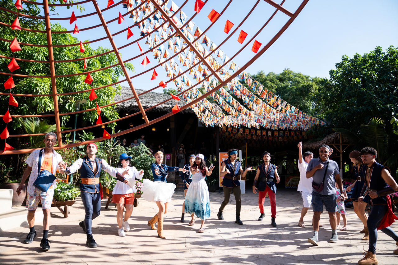 Không chỉ ngắm nhìn, du khách còn được trực tiếp hòa mình vào những bước nhảy sôi động cùng các vũ công quốc tế