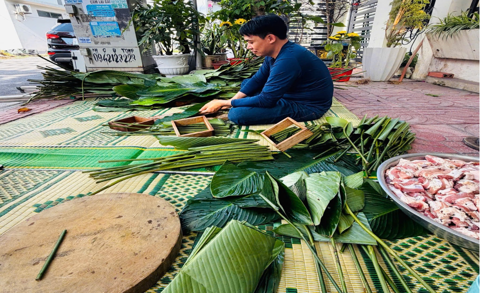 Khoảnh khắc yên bình gói bánh chưng sau một năm vất vả của cư dân xóm nhỏ.