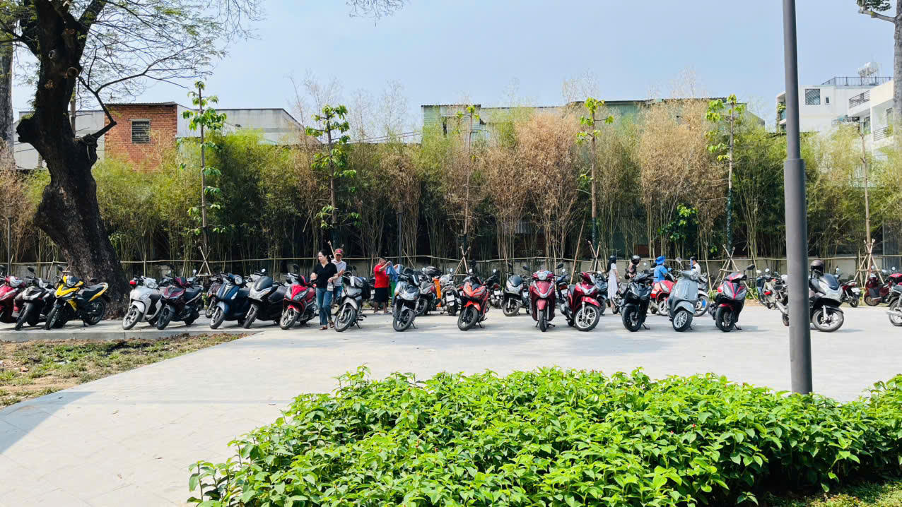 Lắng lòng tại không gian tưởng niệm nạn nhân COVID-19 giữa lòng thành phố