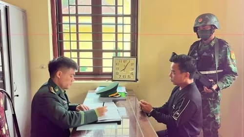 Đối tượng Nguyễn Trọng Hùng tại cơ quan điều tra.Ảnh: Báo CAND