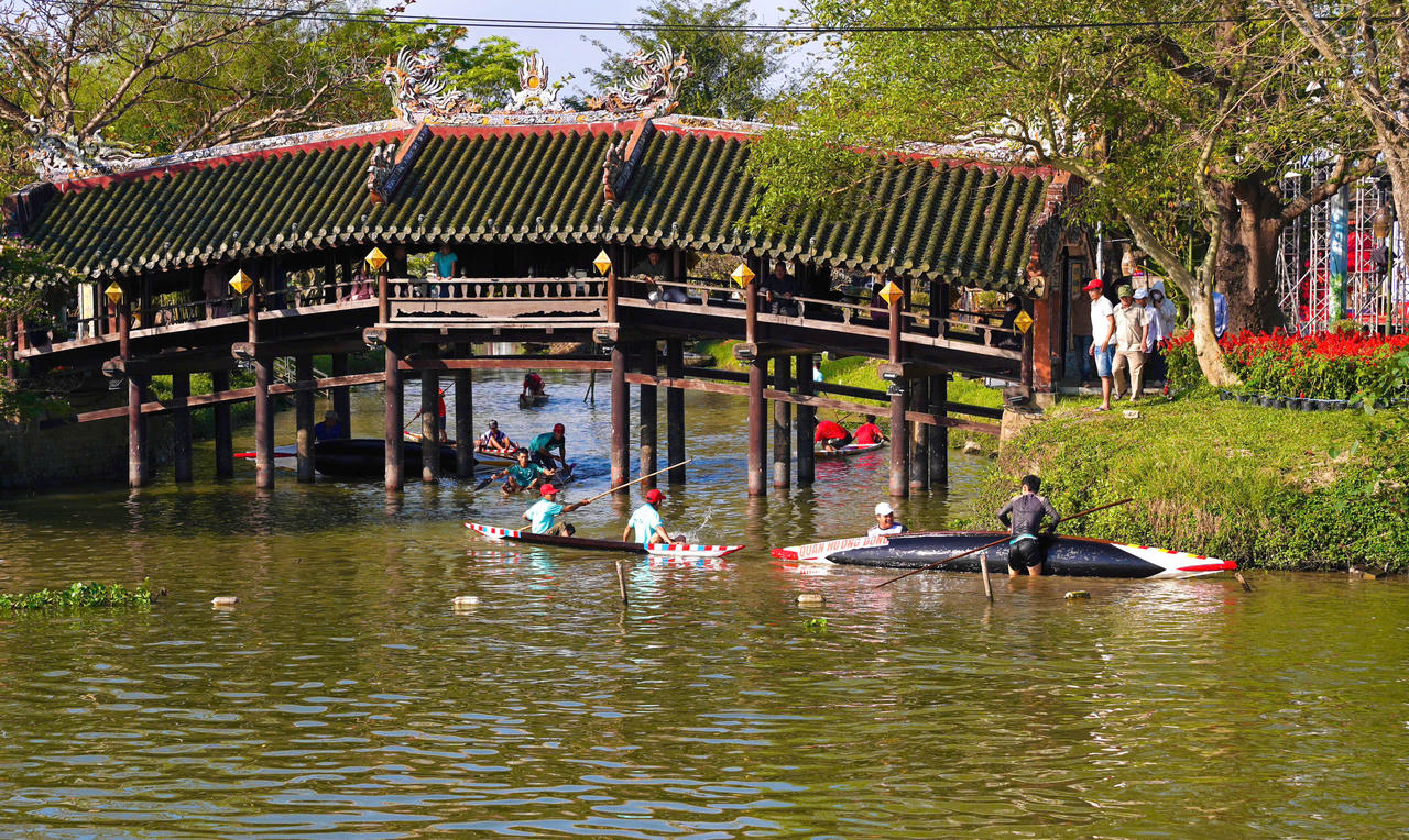 Cầu ngói Thanh Toàn được xây dựng vào năm 1776. Đến năm 1990, công trình được Bộ Văn hóa, Thể thao và Du lịch công nhận là di tích cấp quốc gia.