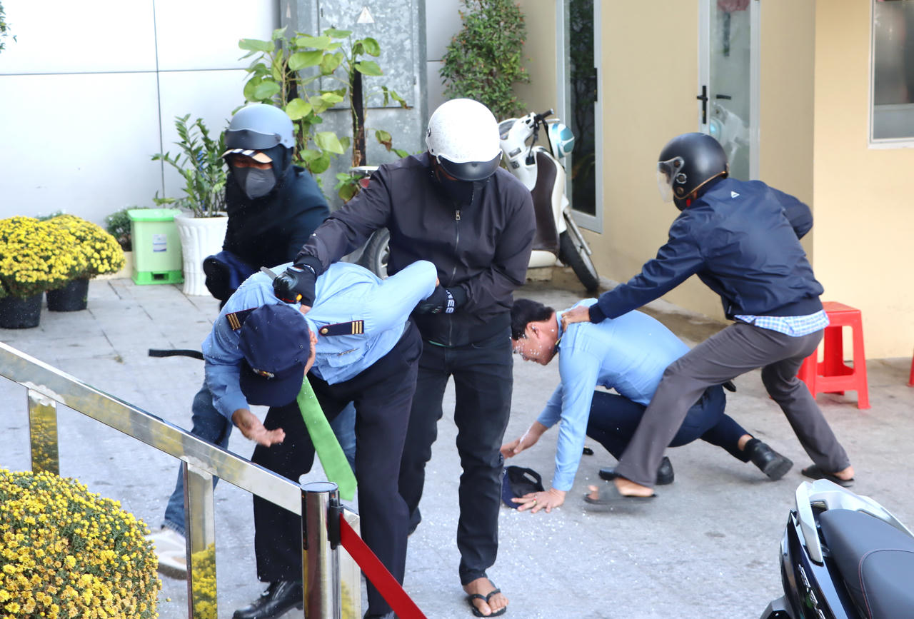 Tình huống giả định: Đối tượng dùng bình xịt hơi cay và dao khống chế bảo vệ.