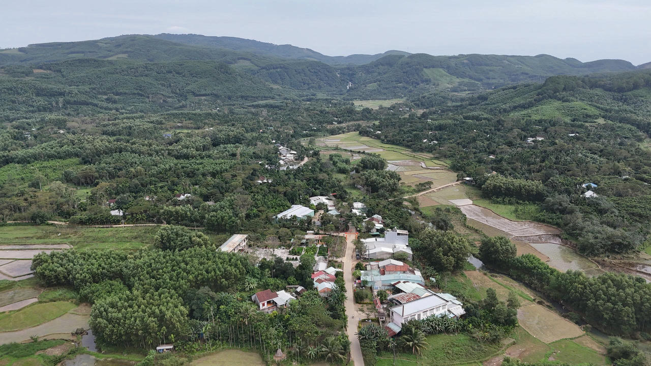 Xã Sơn Cẩm Hà là xã thuần nông, được bao bọc bởi núi đồi.