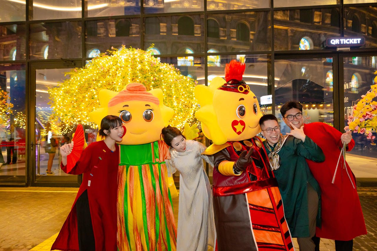 Không gian trang trí rực sắc đỏ – vàng, điểm check in lý tưởng cho du khách