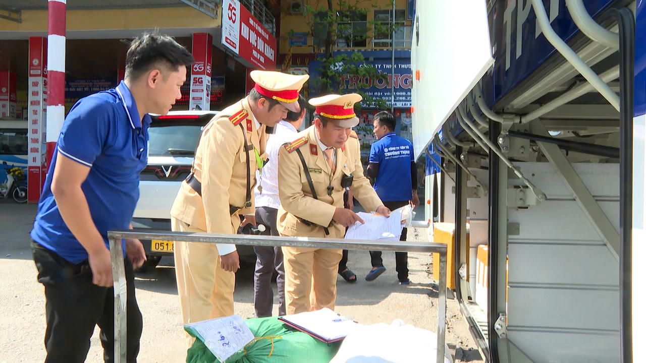 Cảnh sát giao thông TP Huế siết chặt kiểm soát, bảo đảm an toàn cho hành khách dịp Tết