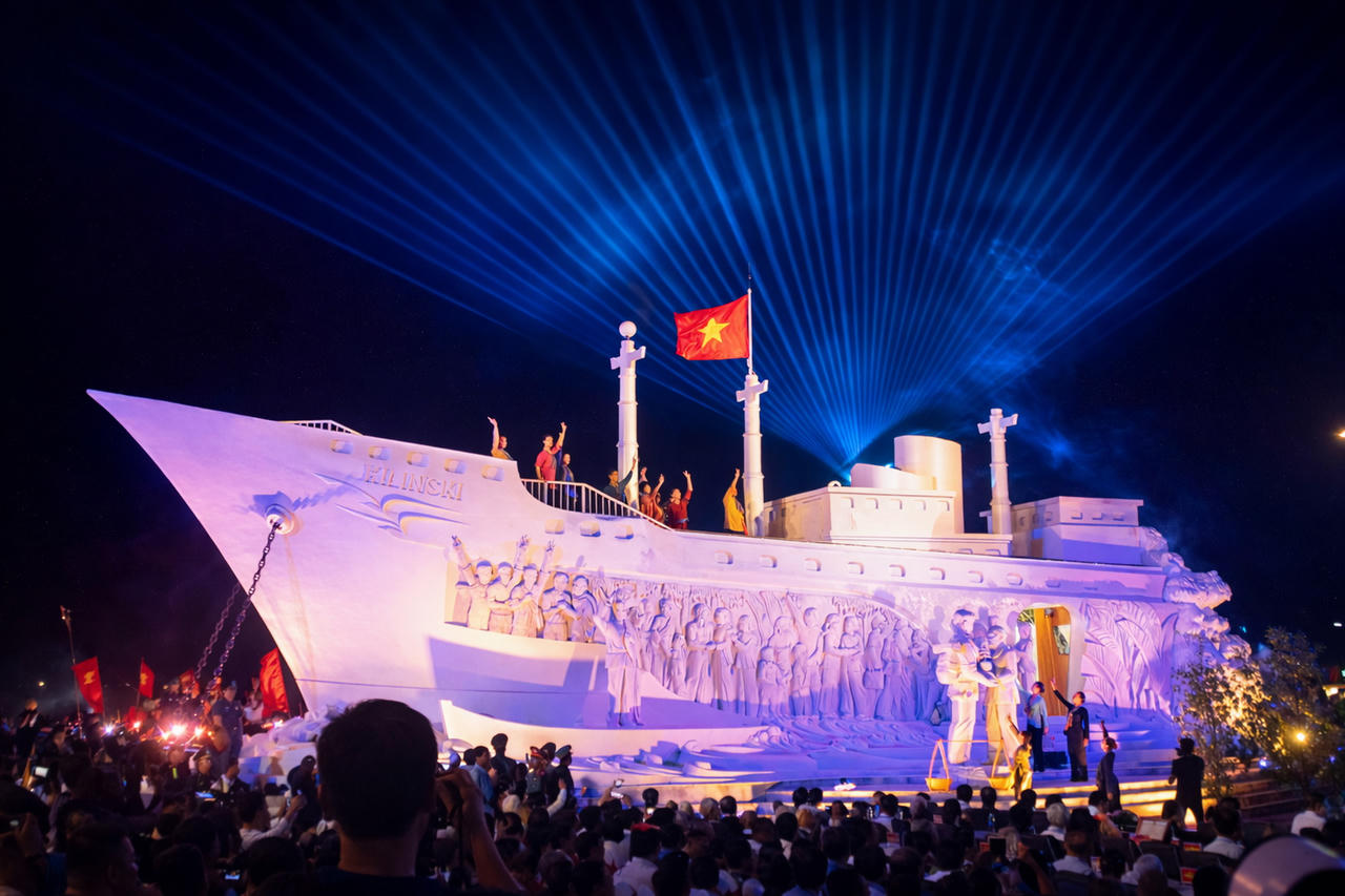 Tượng đài kỷ niệm chuyến tàu tập kết ra Bắc năm 1954 – công trình mang ý nghĩa lịch sử, giáo dục truyền thống cách mạng.