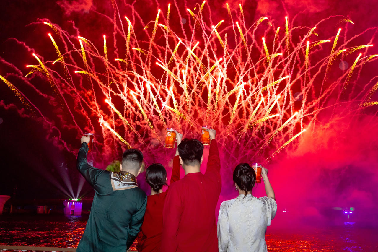 Du khách có thể thưởng thức liên tiếp hai màn trình diễn pháo hoa đỉnh cao trong cùng một buổi tối, tạo nên một nhịp sống đêm hiếm có giữa không gian biển đảo.